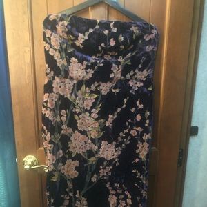 Strapless velvet lulu dress with side slit.